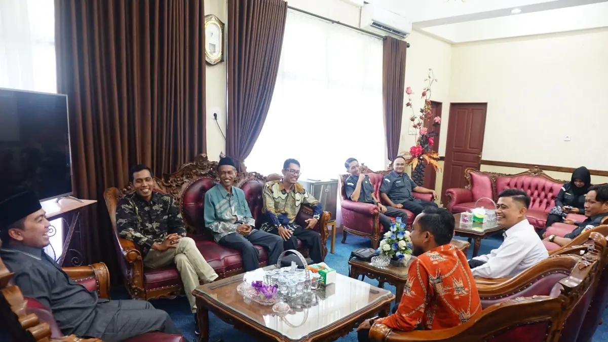 PERKUAT KOORDINASI: Ketua DPRD Agam Ilham, saat menerima kunjungan
Bawaslu Agam di Ruang Ketua DPRD, Rabu (8/4).(SILVINA/PADEK)