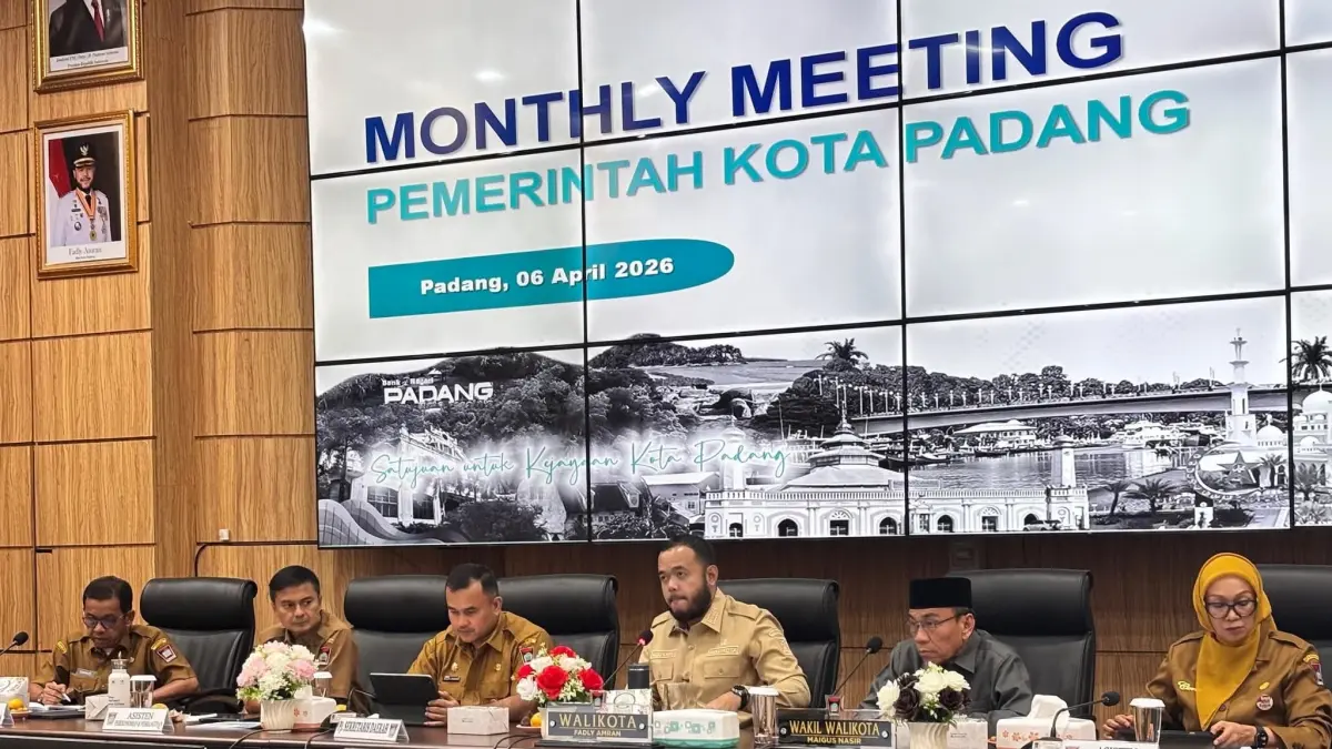 RAPAT BULANAN: Wali Kota Padang, Fadly Amran memimpin rapat bulanan
di Balai Kota Padang, Aiepacah, Selasa (7/4).(FACEBOOK DISKOMINFO PADANG)
