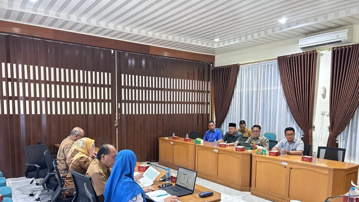 RAPAT KERJA: Komisi IV DPRD Agam saat menggelar rapat
bersama mitra kerja, Rabu (8/4).(SILVINA/PADEK)
