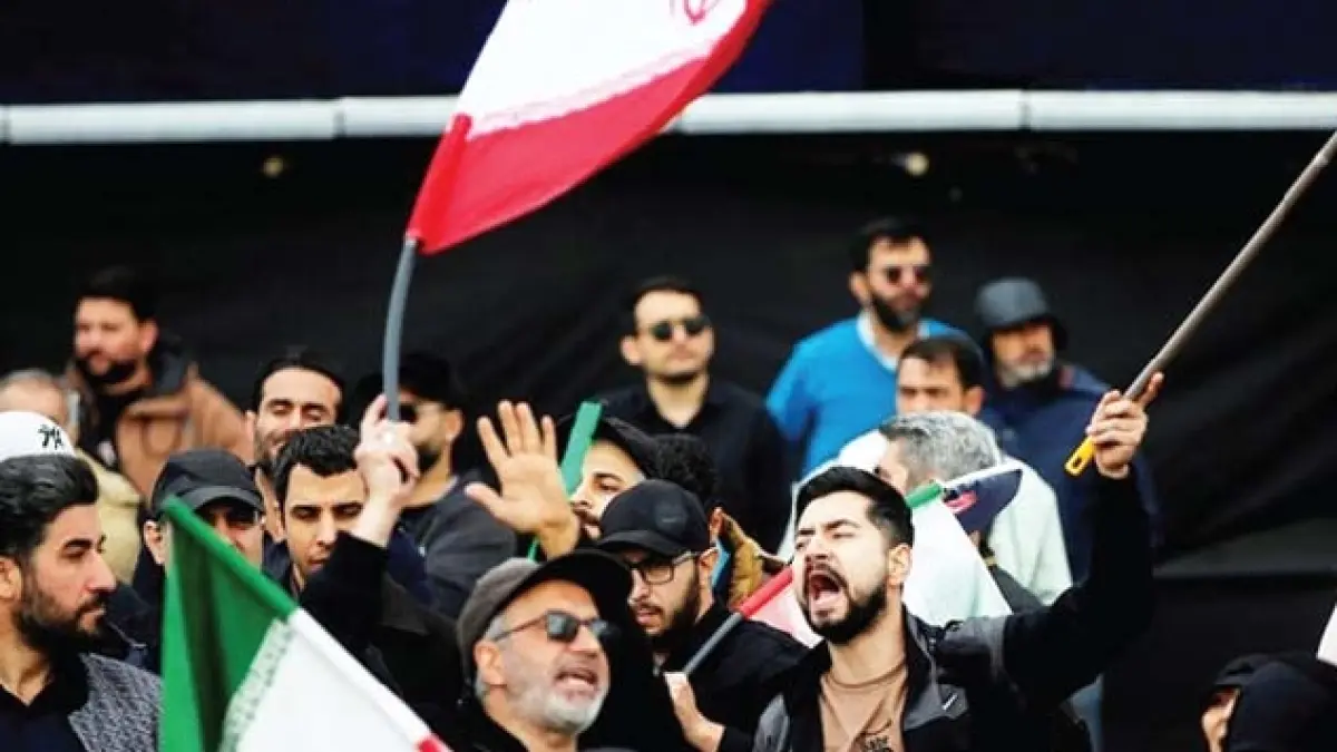 REAKSI WARGA IRAN: Warga Iran berkumpul di Lapangan Revolusi, Teheran, usai pengumuman perjanjian
gencatan senjata sementara antara AS dan Iran, kemarin.(FATEMEH BAHRAMI/ANADOLU AJANSI)