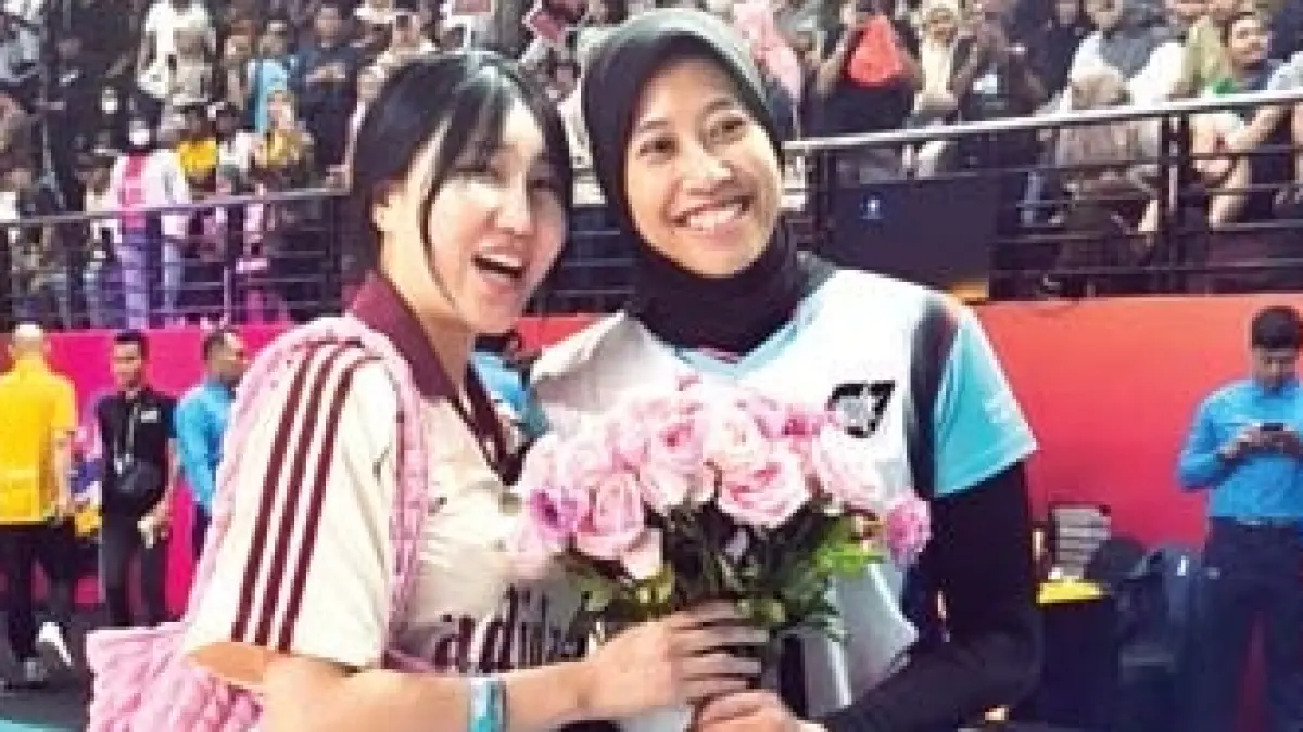 SAHABAT:
Megawati
Hangestri
Pertiwi (kanan)
dan Yeum
Hye-seon
di Jawa Pos
Arena,
Surabaya (4/4).(BAGUS PAMUNGKAS/JPG)