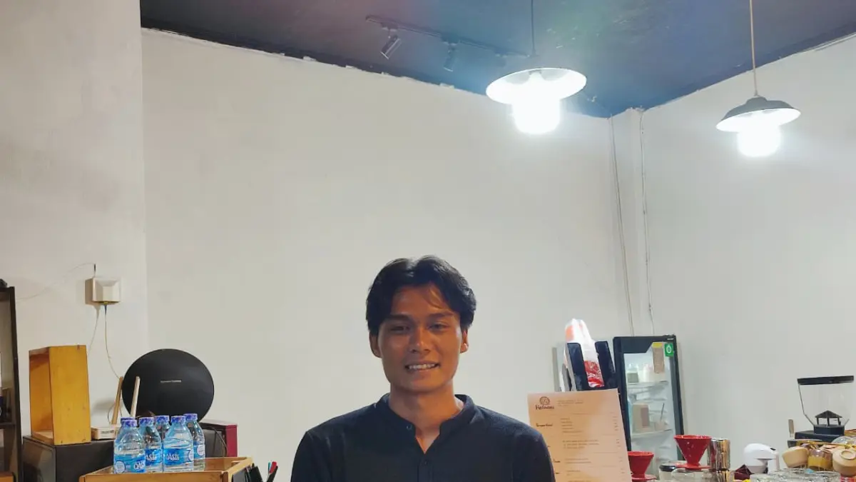 Salah seorang pemilik coffee shop di Kota Padang. (RIYADH/PADEK)