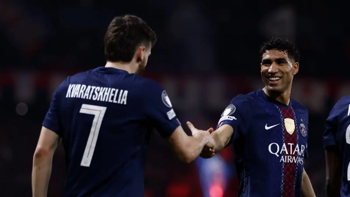 Selebrasi Khvicha Kvaratskhelia bersama Hakimi (kanan) usai mencetak gol kedua PSG melawan Liverpool di perempat final Liga Champions 2026 leg pertama.(Foto: X @PSG_English)
