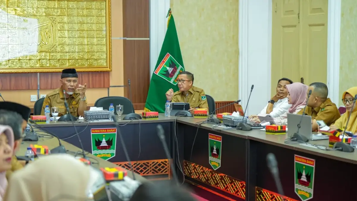 TARGET: Gubernur Sumbar Mahyeldi Ansharullah, didampingi Kepala Dinas Pemberdayaan
Masyarakat Desa Yozarwardi memimpin Rapat Koordinasi Tim Percepatan Nagari Creative
Hub Tahun 2026 di Auditorium Gubernuran, Padang, Senin (6/4).(BIRO ADPIM UNTUK PADEK)