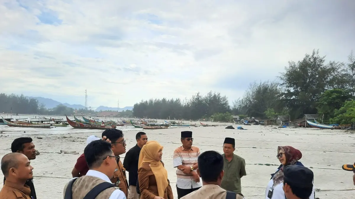 VERIFIKASI LOKASI: Tim Kementerian Kelautan dan Perikanan
(KKP) bersama DKPP Agam meninjau calon lokasi pembangunan
KNMP di kawasan Pasiatiku, Nagari Tiku Selatan,
Tanjungmutiara, Selasa (7/4).(ROSVA DESWIRA FOR PADEK)