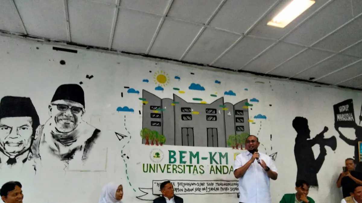 Anggota DPR RI, Andre Rosiade saat berbicara pada dialog dengan BEM KM Unand, Kamis (9/4/2026). (IRFAN/PADEK)