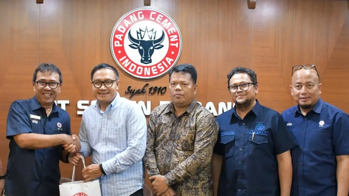Bupati Mentawai minta ambulans laut ke PT Semen Padang. Bahas CSR, mudik gratis, dan peningkatan layanan kesehatan di wilayah kepulauan.