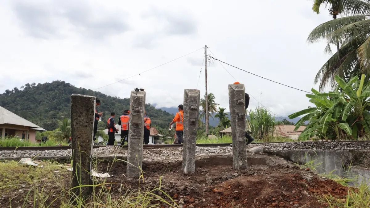 KAI Divre II Sumbar tutup perlintasan liar di Pauh Padang untuk tekan risiko kecelakaan. Total 156 perlintasan ilegal masih dievaluasi.