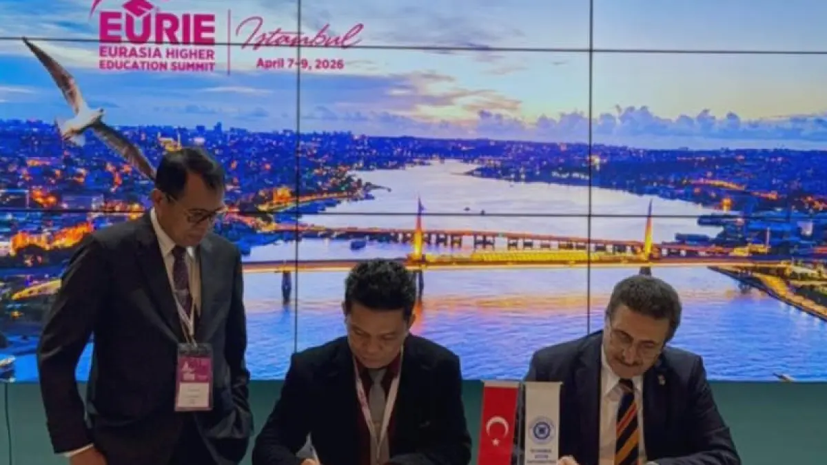 Momen penandatanganan MoU UNP dengan perguruan tinggi luar negeri di ajang EURIE 2026, Istanbul, Turki.(Foto: Humas)