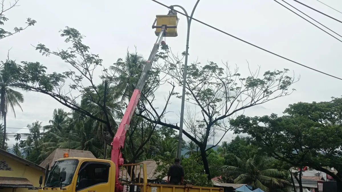 Pemko Padang perbaiki 8 titik lampu jalan di Indarung melalui UPTD PJU Dishub. Pemeliharaan rutin dilakukan untuk tingkatkan keamanan warga malam hari.