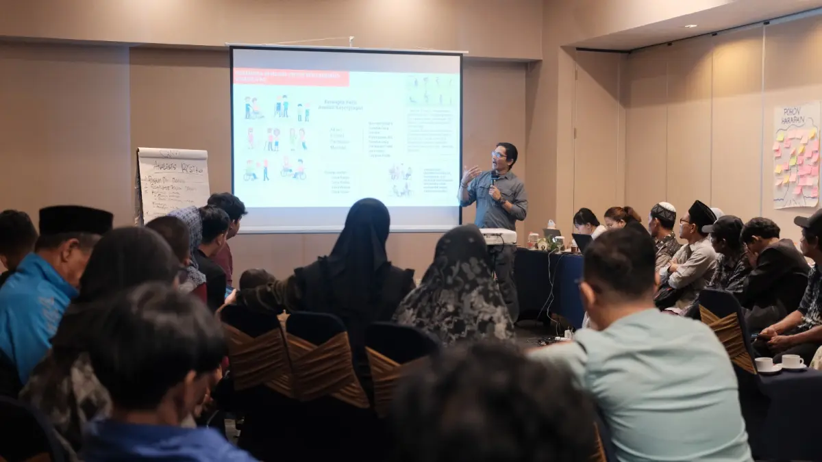 Peserta lokakarya yang terdiri dari masyarakat terdampak mendapatkan penjelasan tentang analisis kritis. (DOKUMENTASI PRIBADI)