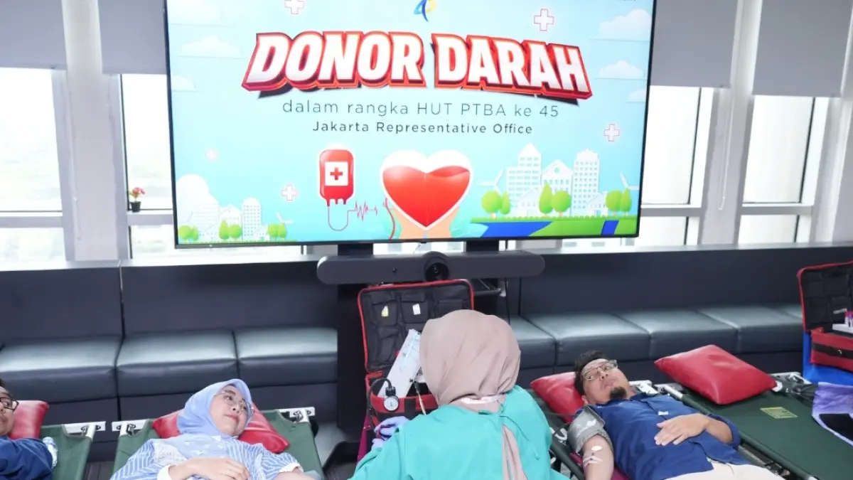 Peserta mengikuti proses donor darah dalam rangka HUT ke-45 PTBA di Kantor Perwakilan Jakarta.(Foto: Corcom)