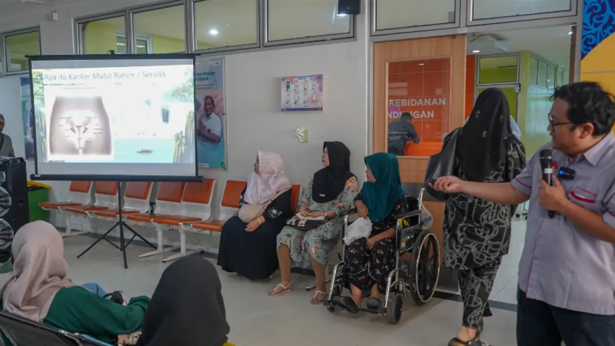 Dokter Spesialis Obstetri dan Ginekologi Subspesialis Onkologi dr. Ferry Iskandar Kharisma Sinaga, Sp.OG, Subsp.Onk memberikan edukasi kesehatan kepada pengunjung di Poliklinik Kebidanan dan Kandungan lantai II Gedung Administrasi dan Instalasi Rawat Jalan RSUP Dr. M. Djamil, Jumat (10/4). (DOK RSUP DR. M. DJAMIL PADANG)