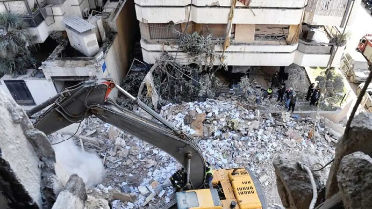 Upaya pembersihan puing dan bantuan terus berlanjut setelah serangan intensif Israel di daerah Tallet El Khayat, Beirut, Lebanon, Kamis (9/4). (Houssam Shbaro/Anadolu Ajansi)