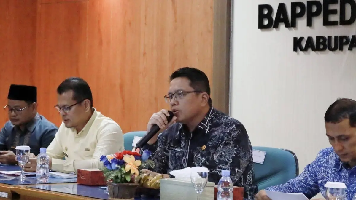 Wakil Bupati Tanahdatar Ahmad Fadly membuka Rakor Penanggulangan Kemiskinan Kabupaten Tanahdatar Tahun 2026 di Aula Bappedalitbang, Kamis (9/4). (DOK PROKOPIM TANAHDATAR)
