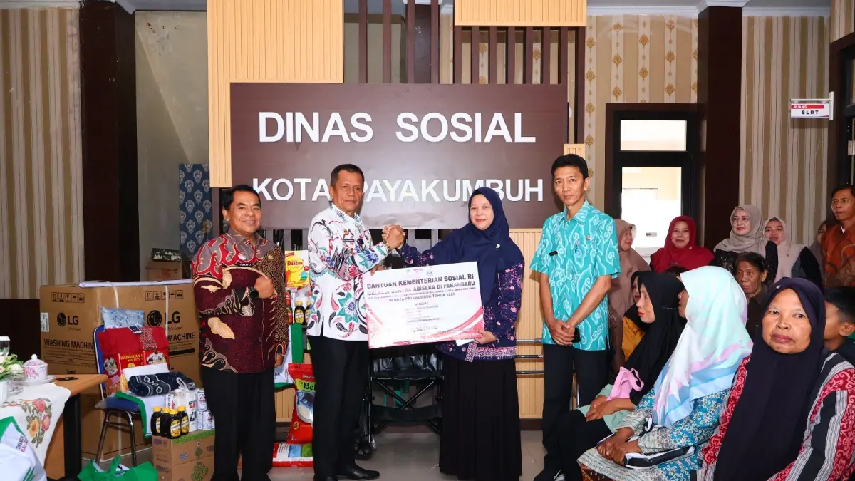 Wawako Payakumbuh salurkan bantuan ATENSI Kemensos Rp188 juta kepada 90 penerima. Bantuan untuk PPKS guna tingkatkan kesejahteraan masyarakat.