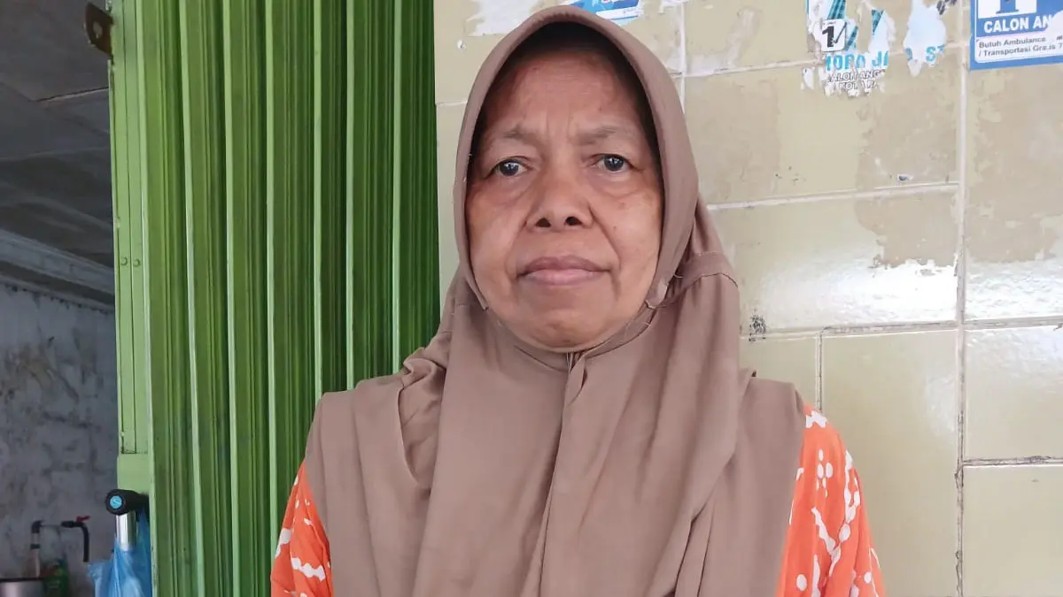 Yet Rurak, 55, saat memperlihatkan Lapek sipuluik dan lapek koci yang legendaris itu. (ZIKRINIATI ZN/PADEK)