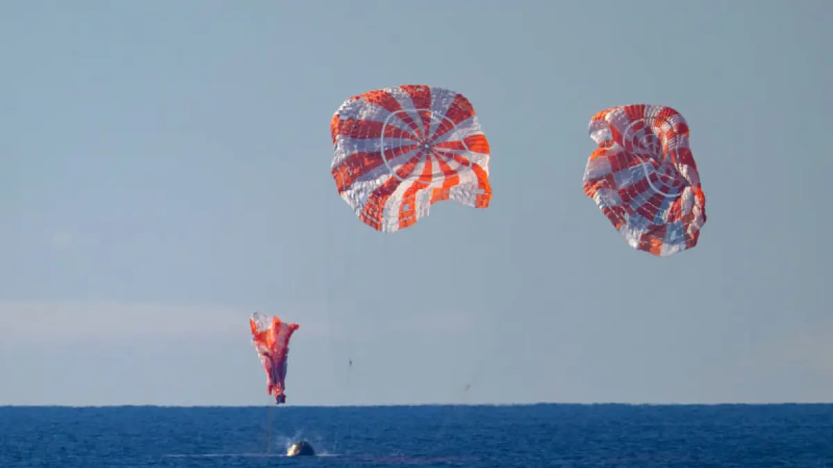 Astronot Artemis II NASA mendarat di Samudra Pasifik lepas pantai San Diego usai misi uji terbang ke Bulan. (Foto: NASA)