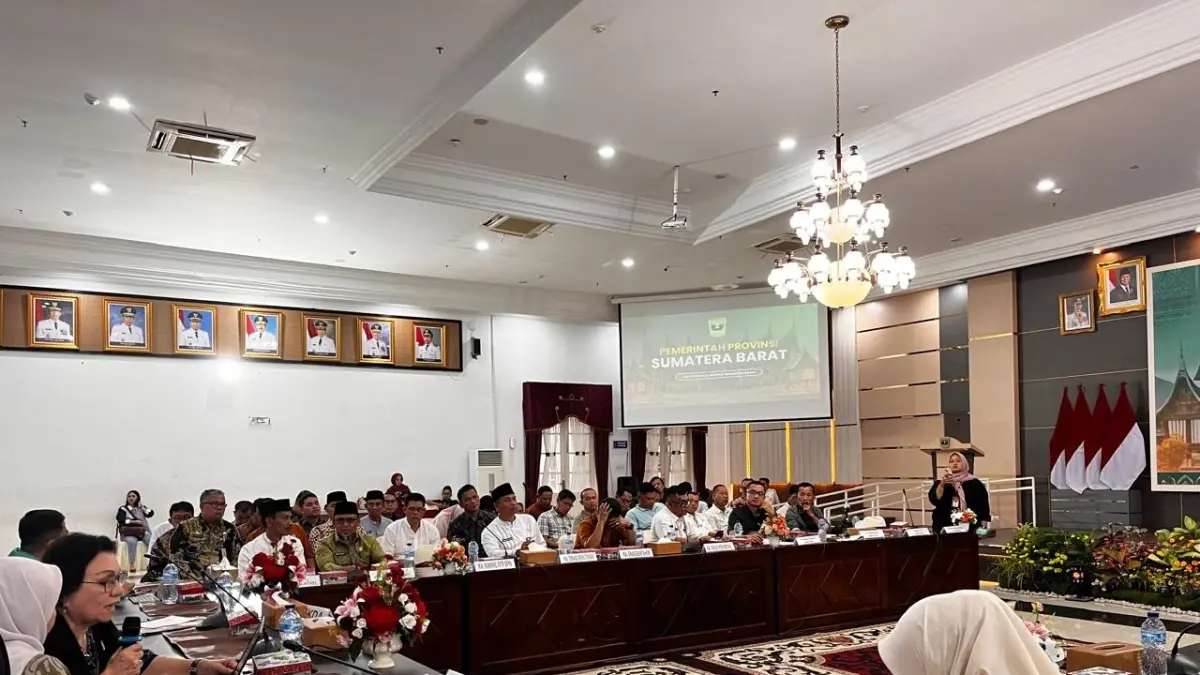DPD RI saat menghadiri Rapat Dengar Pendapat Umum (RDPU) Badan Akuntabilitas Publik (BAP) DPD RI di Auditorium Istana Gubernur Sumbar, Jumat (10/4). (DOKUMENTASI DPD RI)