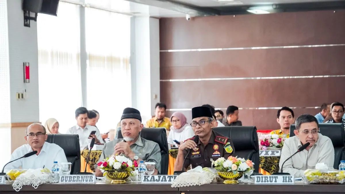 Kajati Sumbar Muhibuddin memimpin Rapat Pendahuluan Persiapan Pembangunan Ruas Jalan Tol Pekanbaru–Padang Seksi Bukittinggi–Padangpanjang–Sicincin, di Aula Lantai 5 Kajati, Kamis (9/4). (DOK KEJATI SUMBAR)