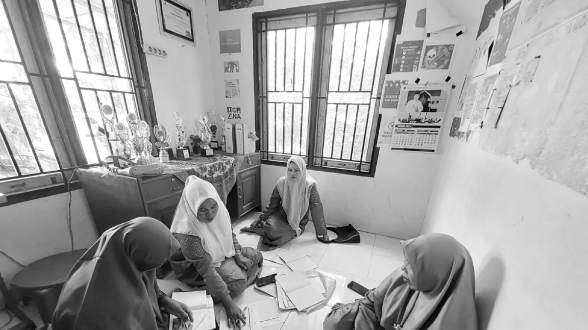 Ketua TP PKK Kecamatan Airpura Yusmaneli Susanti, (dua dari kiri) saat turun ke Nagari Tluk Kualo Inderapura, melakukan pembinaan pada pekan lalu. (DOK KECAMATAN AIRPURA)