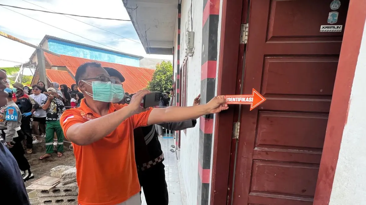 Pihak kepolisian melakukan olah TKP di lokasi gantung diri pria muda berinisial FDA (23) di Jalan Jawa Gadut, RT 004 RW 002, Kelurahan Limau Manis, Kecamatan Pauh, Kota Padang, Sabtu (11/4/2026). (Polsek Pauh)