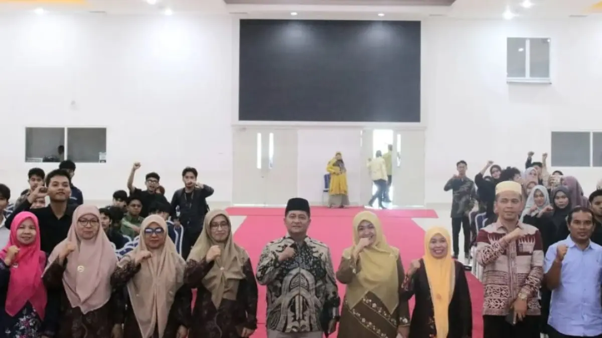 Rektor UIN Imam Bonjol Padang bersama peserta saat pembukaan PKM-U 2026.(Foto: Humas)