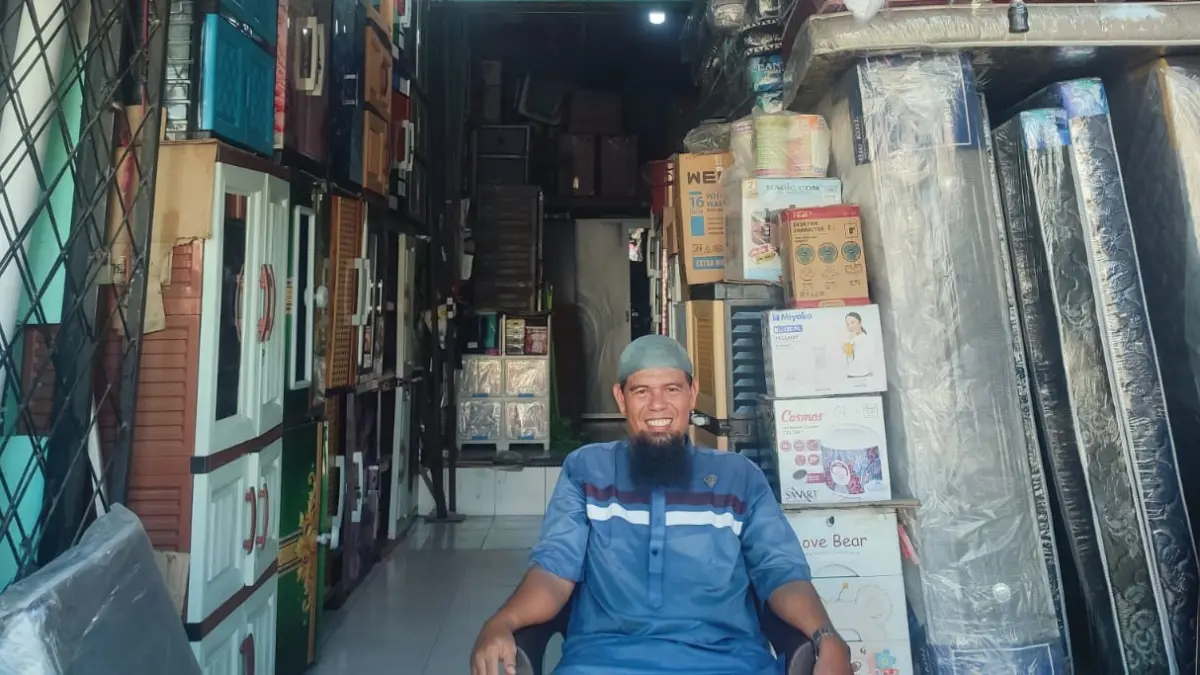 Salah seorang pemilik toko perabot di Lubuk Buaya sedang menunggu pembeli. (RIYADH/PADEK)