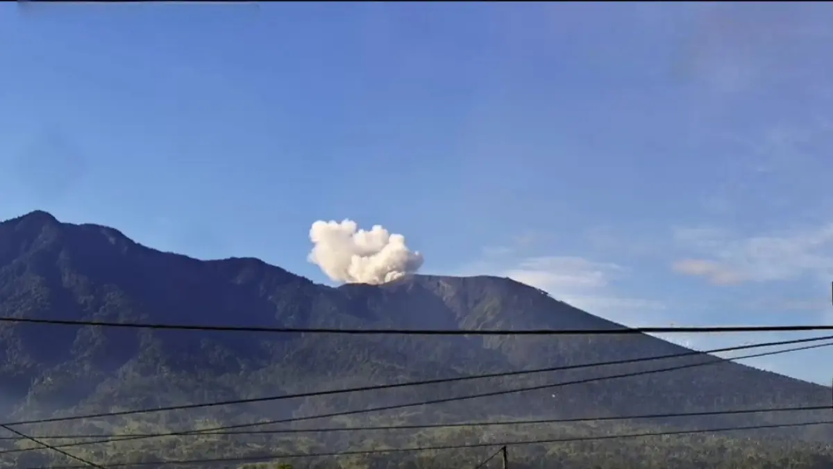 Gunung Marapi erupsi 12 April 2026 pukul 08.02 WIB, kolom abu 500 meter. Warga dilarang dalam radius 3 km dan diminta waspada lahar dingin.