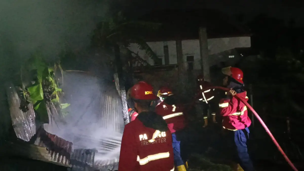 Kebakaran pondok tukang di Nanggalo Padang, 12 April 2026, sebabkan kerugian Rp15 juta. Api padam 23 menit, tanpa korban jiwa.