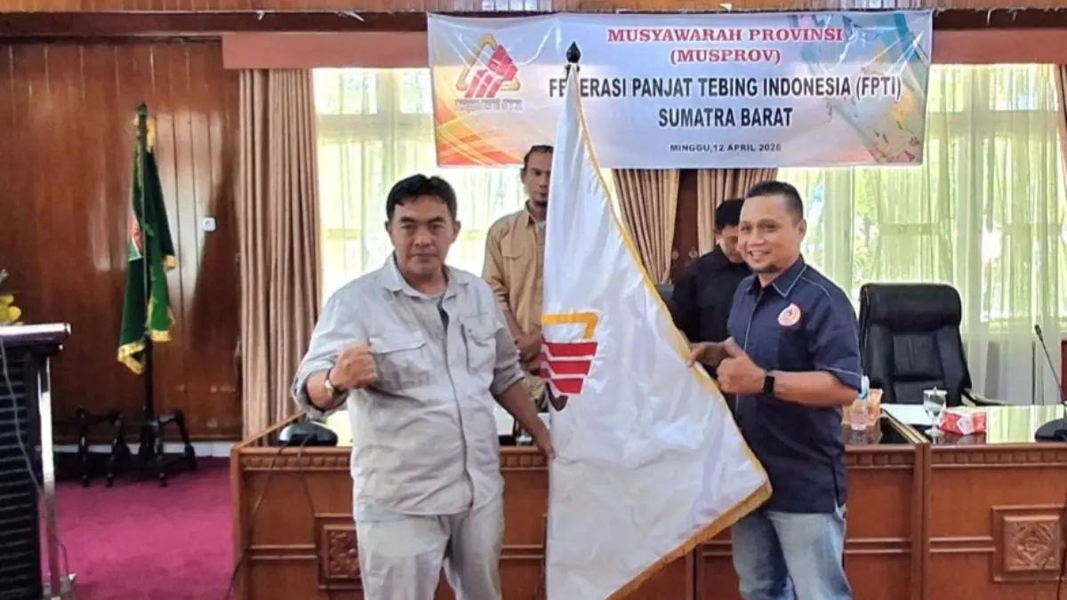 M. Zuhrizul (Kiri) terpilih sebagai Ketua FPTI Sumbar periode 2026-2030 pada Musprov di Gedung Tri Arga Bukittinggi, Minggu (12/4).