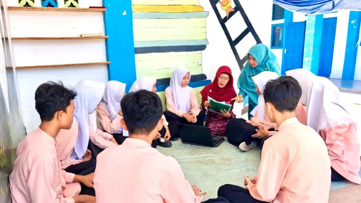 Murid  SMP Negeri 30 Padang sedang berdiskusi dengan guru Zahratil Husna beberapa waktu lalu. (TIm Laman Guru)