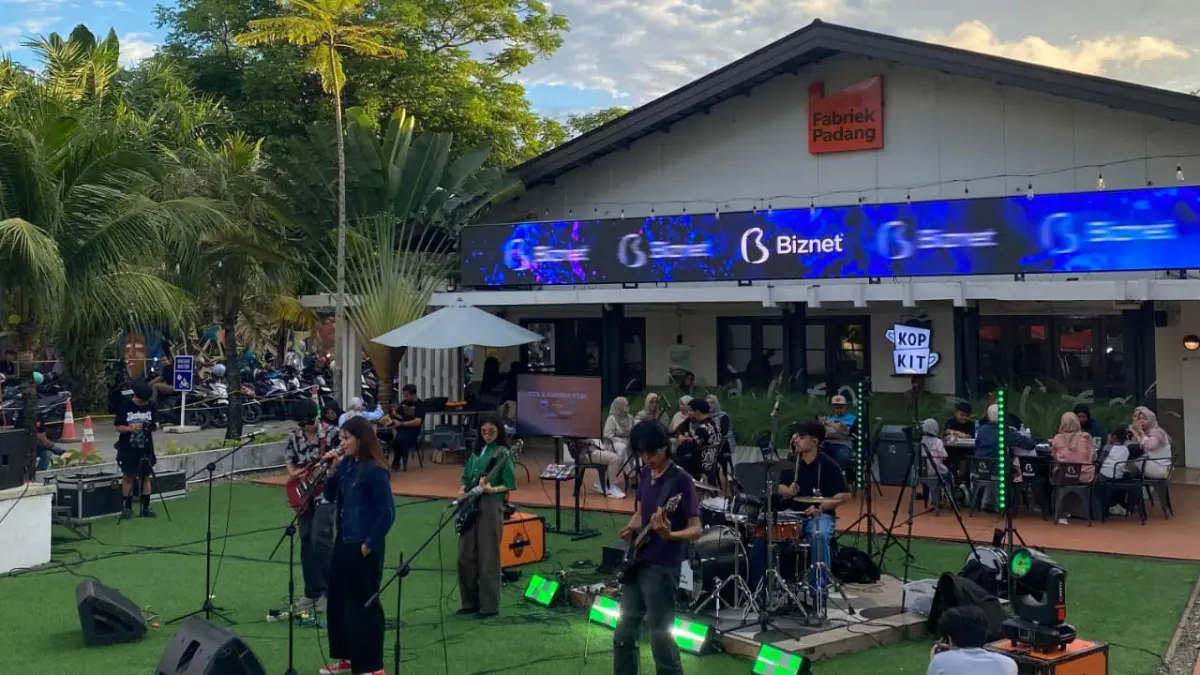 Mustika saat perform di episode pertama Factory Sessions di Geladeri Timur, Fabriek Padang, Sabtu (11/4/2026). (ADETIO/PADEK)