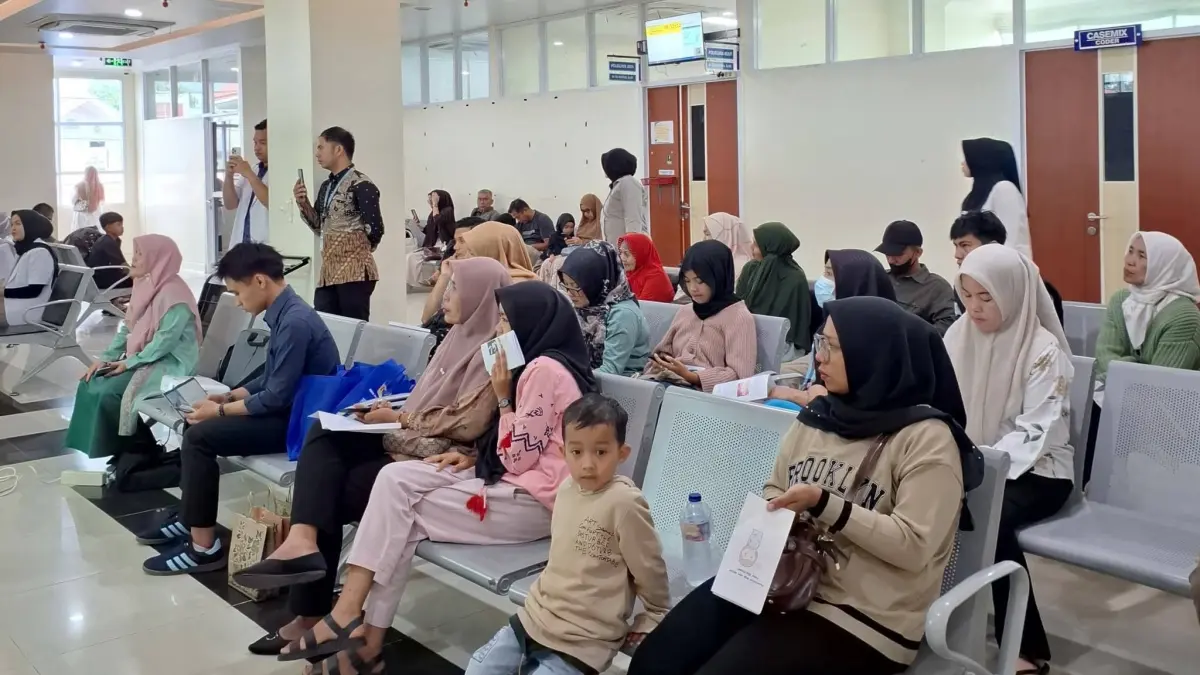 Para pasien mengikuti penyuluhan kesehatan di ruang tunggu Poliklinik RSUD Prof. DR. MA Hanafiah Batusangkar, Kamis (9/4) lalu. (DOK RSUD HANAFIAH BATUSANGKAR)
