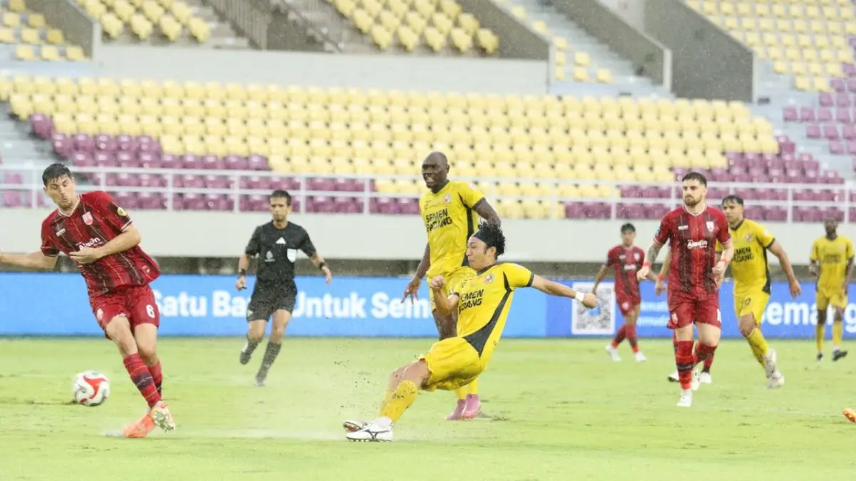 Pemain Semen Padang FC saat berduel dengan pemain Persis Solo di Stadion Mahanan, kemarin. (MEDIA OFFICIAL SEMEN PADANG FC)
