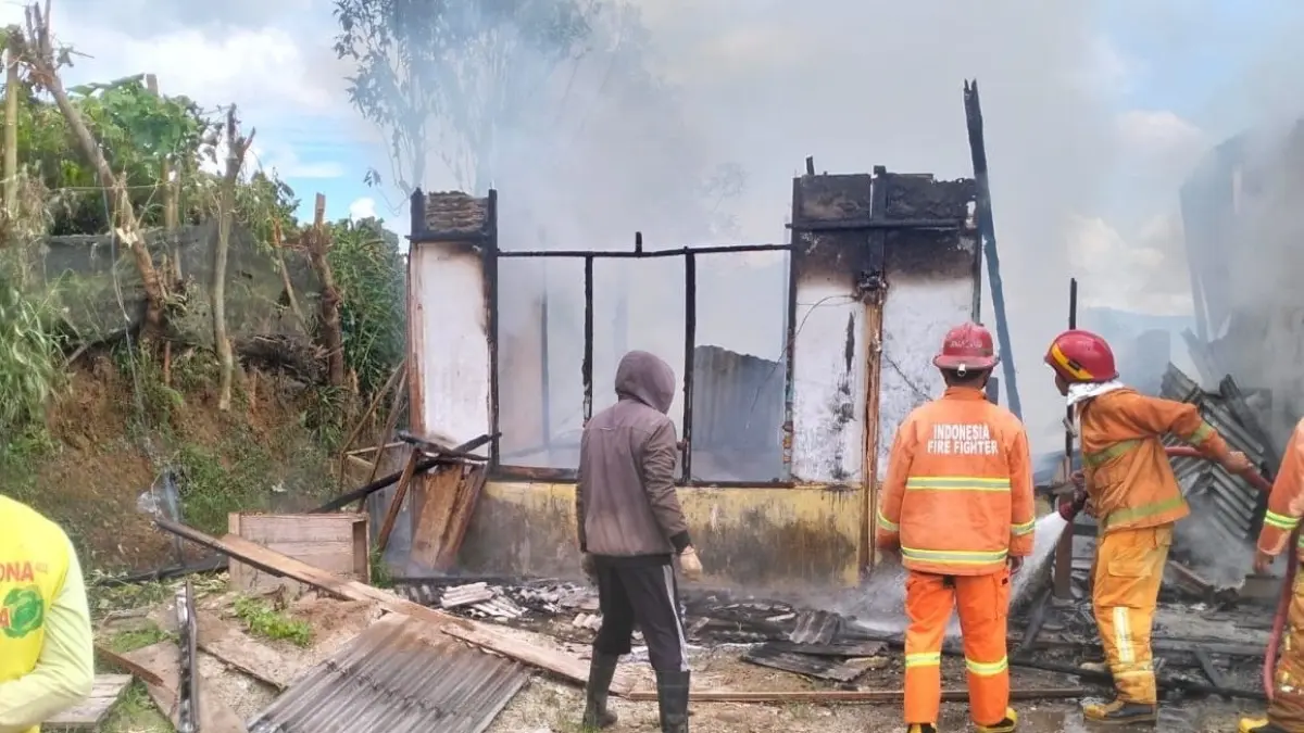 Petugas Damkar Tanahdatar memadamkan api yang menghanguskan rumah semi permanen di kawasan Kotogading, Jorong Kotoalam, Nagari Tabekpatah, Kecamatan Salimpaung, Kabupaten Tanahdatar, Minggu (12/4). (DOK DAMKAR TANAHDATAR)