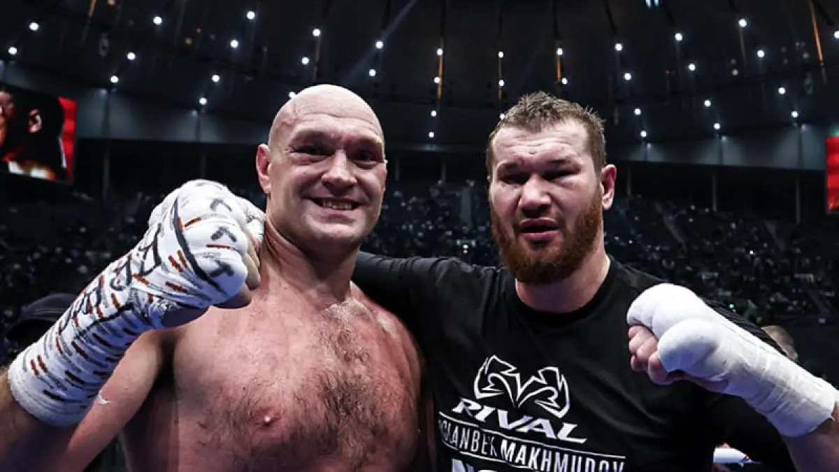Tyson Fury (kiri) menang atas Arslanbek Makhmudov di Tottenham Hotspur Stadium.(Foto: X @ESPNRingside)