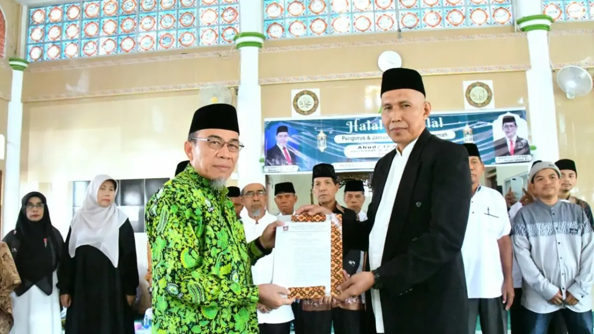  Wakil Wali Kota Padang Maigus Nasir mengukuhkan Pengurus Masjid Al Mukarramah, periode 2026–2029, Minggu (12/4). (DOK PROKOPIM PADANG)
