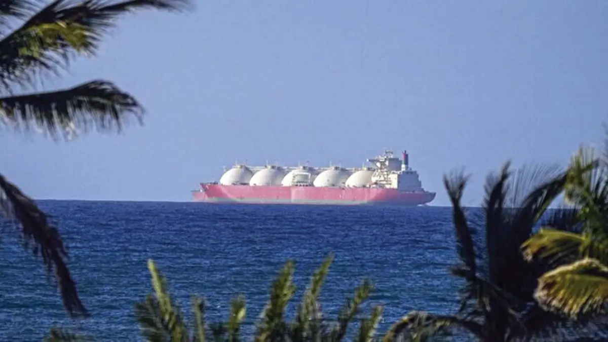 Sebuah kapal melintasi Selat Hormuz kemarin (13/4) atau sehari setelah negosiasi antara Iran dan AS berakhir buntu. Arus pelayaran di Selat Hormuz terhenti seketika setelah Amerika Serikat mengumumkan blokade terhadap Iran, memicu kapal-kapal berbalik arah di jalur strategis tersebut. (ANADOLU AJANSI)