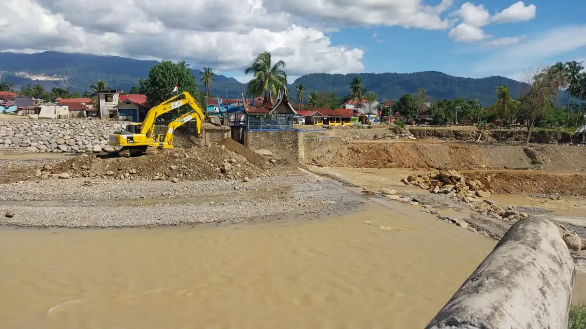 Proses perbaikan aliran sungai di Gunung Nago dengan menggunakan alat berat, Senin (13/4/2026). (MENGKI/PADEK)