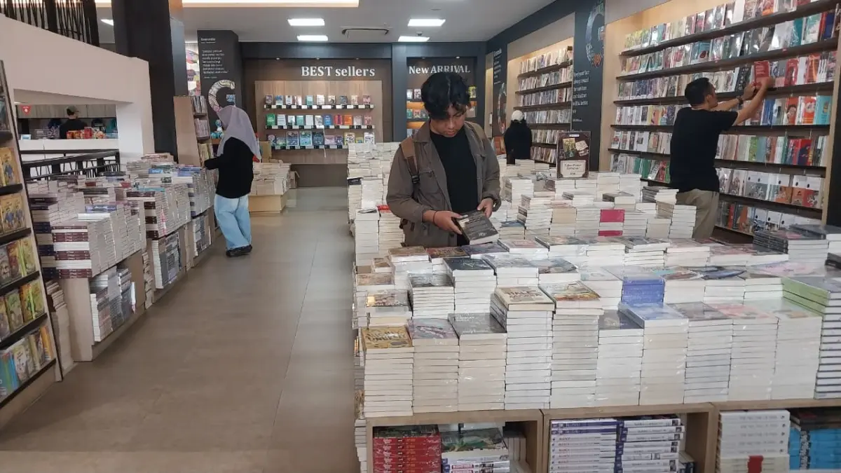 Salah seorang pengunjung saat memilih buku di Gramedia Padang, Minggu (12/4/2026). (MENGKI/PADEK)