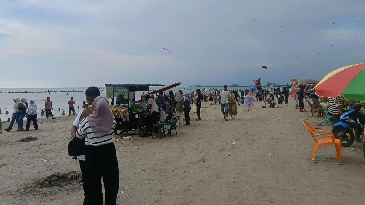 Suasana Pantai Pasiatiku, Kecamatan Tanjungmutiara dipadati wisatawan saat libur Idul Fitri 1447 H lalu. (PUTRA/PADEK)