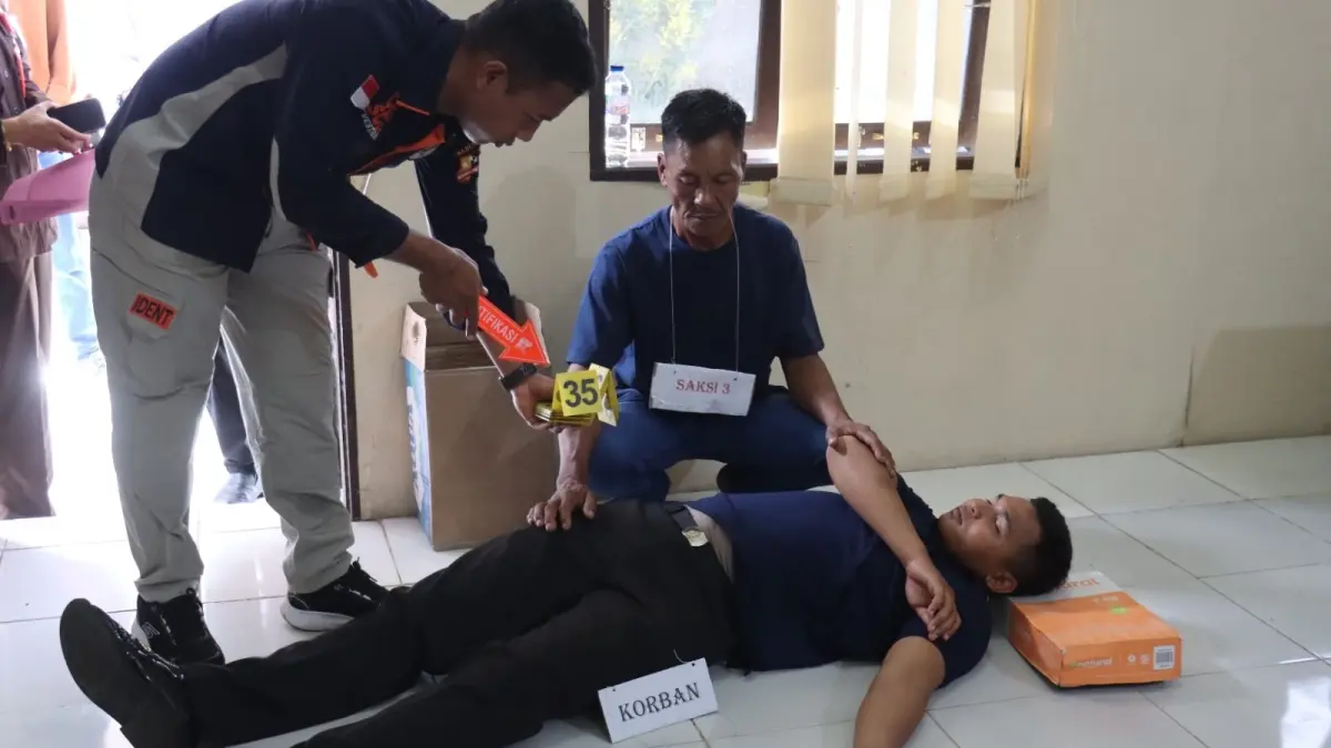 Tersangka NJ memperagakan salah satu adegan saat rekonstruksi kasus pencurian disertai pembunuhan terhadap pensiunan ASN Khoiron Lubis di halaman Mapolres Pasbar, Senin (13/4).  (DOK POLRES PASBAR)