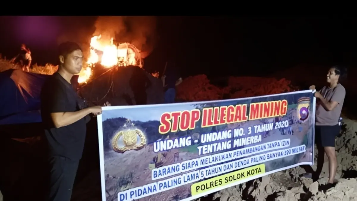 Tim gabungan Satreskrim Polres Solok Kota dan Polsek X Koto di Atas merazia aktivitas Penambangan Emas Tanpa Izin (PETI) di Dusun Karimbang, Nagari Sibarambang, Kecamatan X Koto di Atas, Minggu malam (12/4/2026).
