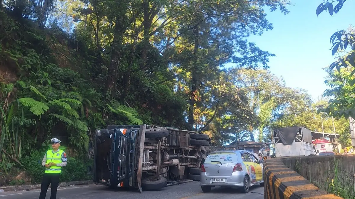 Truk pengangkut semen terbalik akibat tidak kuat nanjak di Panorama I, Sitinjaulauik, Kelurahan Indarung, Kecamatan Lubukkilangan, Kota Padang, Senin (13/4/2026). (Satlantas Polresta Padang)