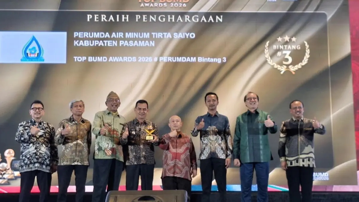 Wakil Bupati Pasaman Parulian, Direktur Perumda Tirta Saiyo, Deddy Eka Putra foto bersama usai menerima penghargaan Bintang 3 Top BUMD Awards 2026 di Hotel Raffles Jakarta. (DOK PERUMDA TIRTA SAIYO)