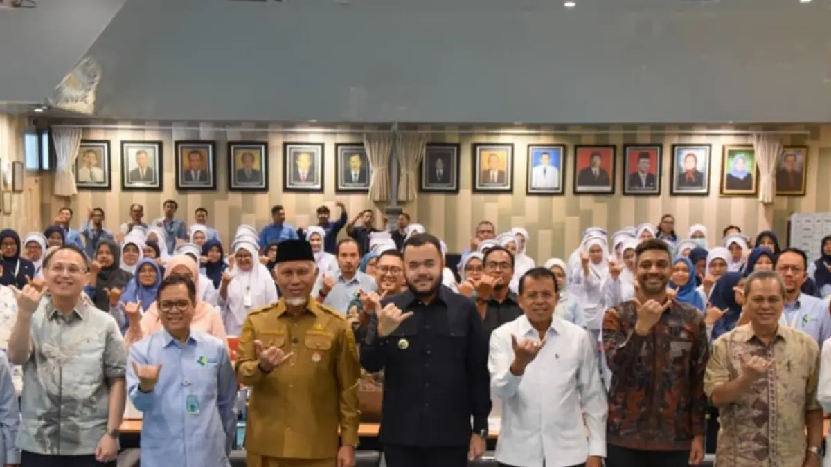 Wali Kota Padang Fadly Amran bersama Gubernur Sumbar Mahyeldi dan tim penilai Bappenas, Kemenkes, dan AIIB di RSUP Dr. M. Djamil.(Foto: Prokopim)