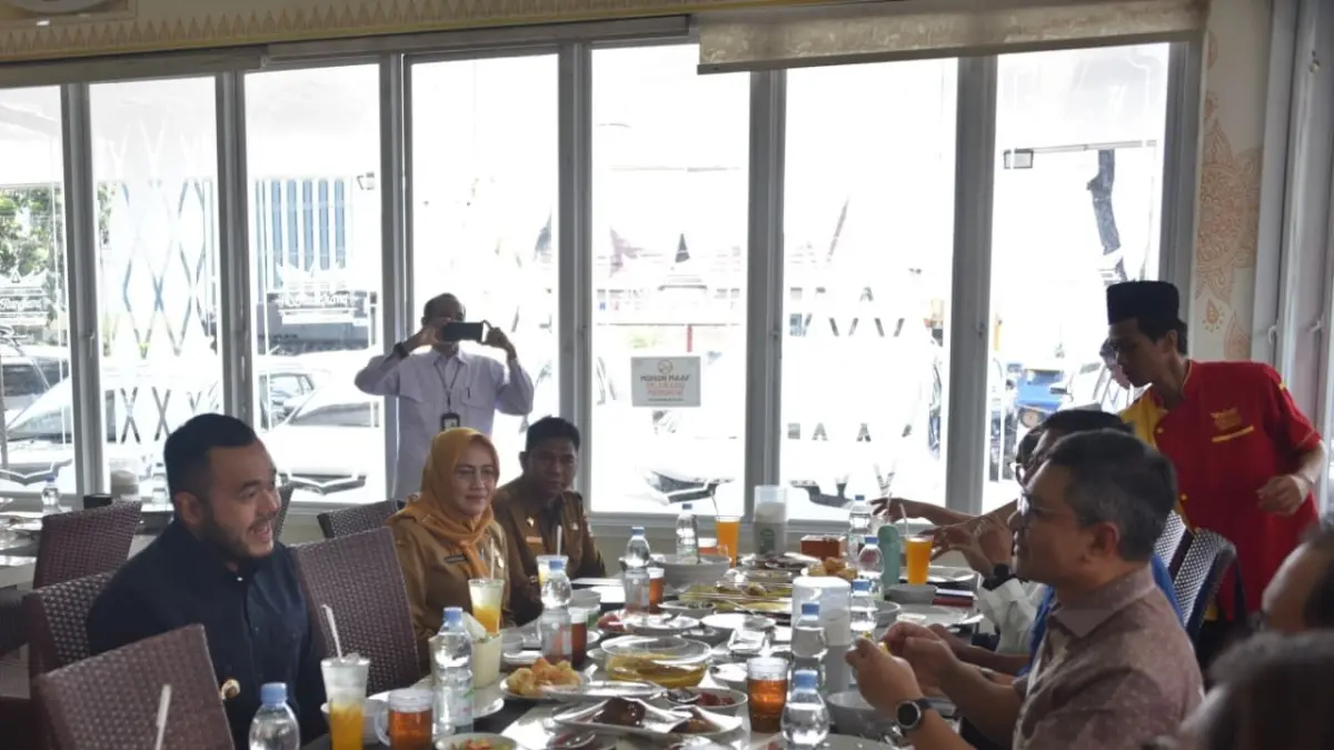 Wali Kota Padang Fadly Amran saat pertemuan dengan Sekretaris Jenderal Kementerian Luar Negeri RI Denny Abdi, di Rumah Makan Silungkang, Senin (13/4). (DOK PROKOPIM PADANG)