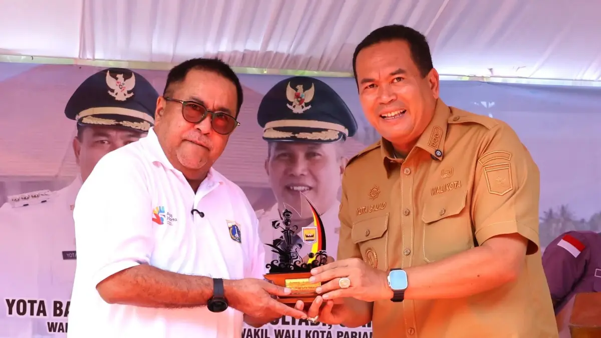 Wali Kota Pariaman Yota Balad menyerahkan cenderamata kepada Wakil Gubernur DKI Jakarta Rano Karno, Senin (13/4). (DOK DISKOMINFO PARIAMAN)