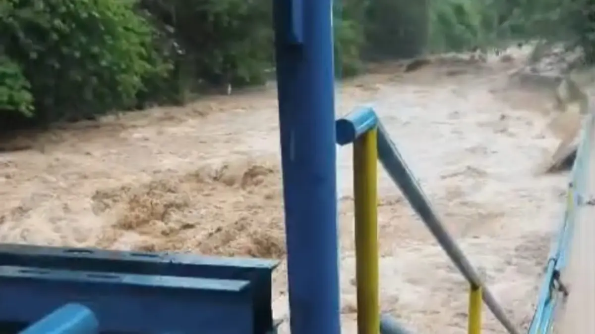 Kondisi air sungai di salah satu intake Perumda Air Minum Kota Padang dampak hujan lebat Senin (13/4) malam. (DOKUMENTASI PRIBADI)